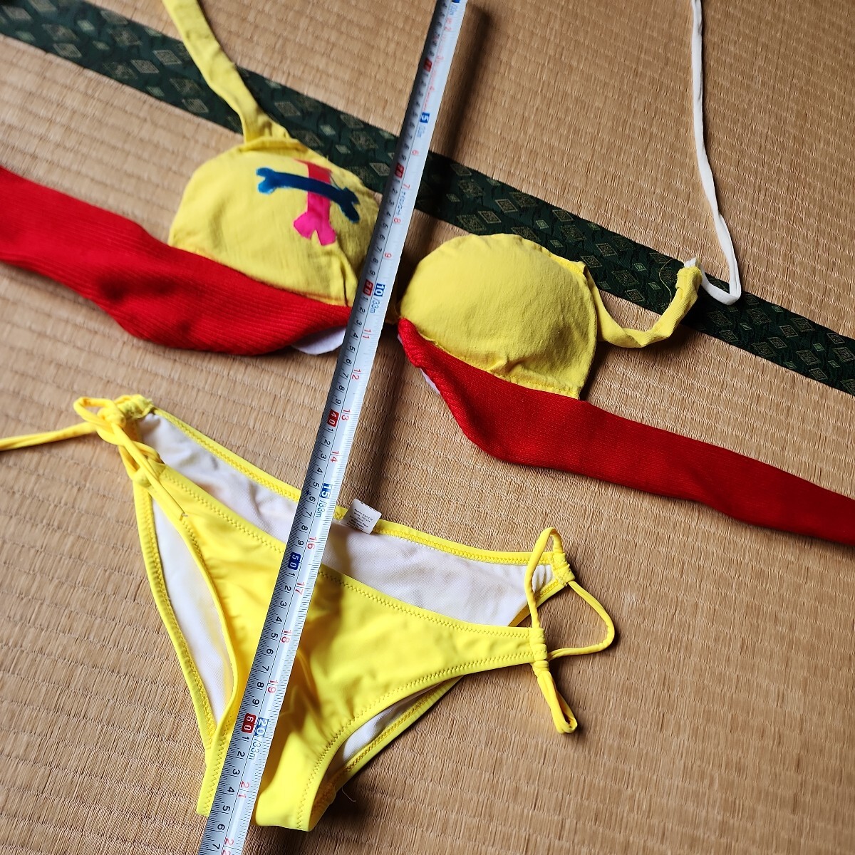 * тент Live . бог ... купальный костюм M размер один иен старт костюмированная игра ..( есть перевод, немного протершееся место . - ) желтый цвет . белый . красный эластичность есть 
