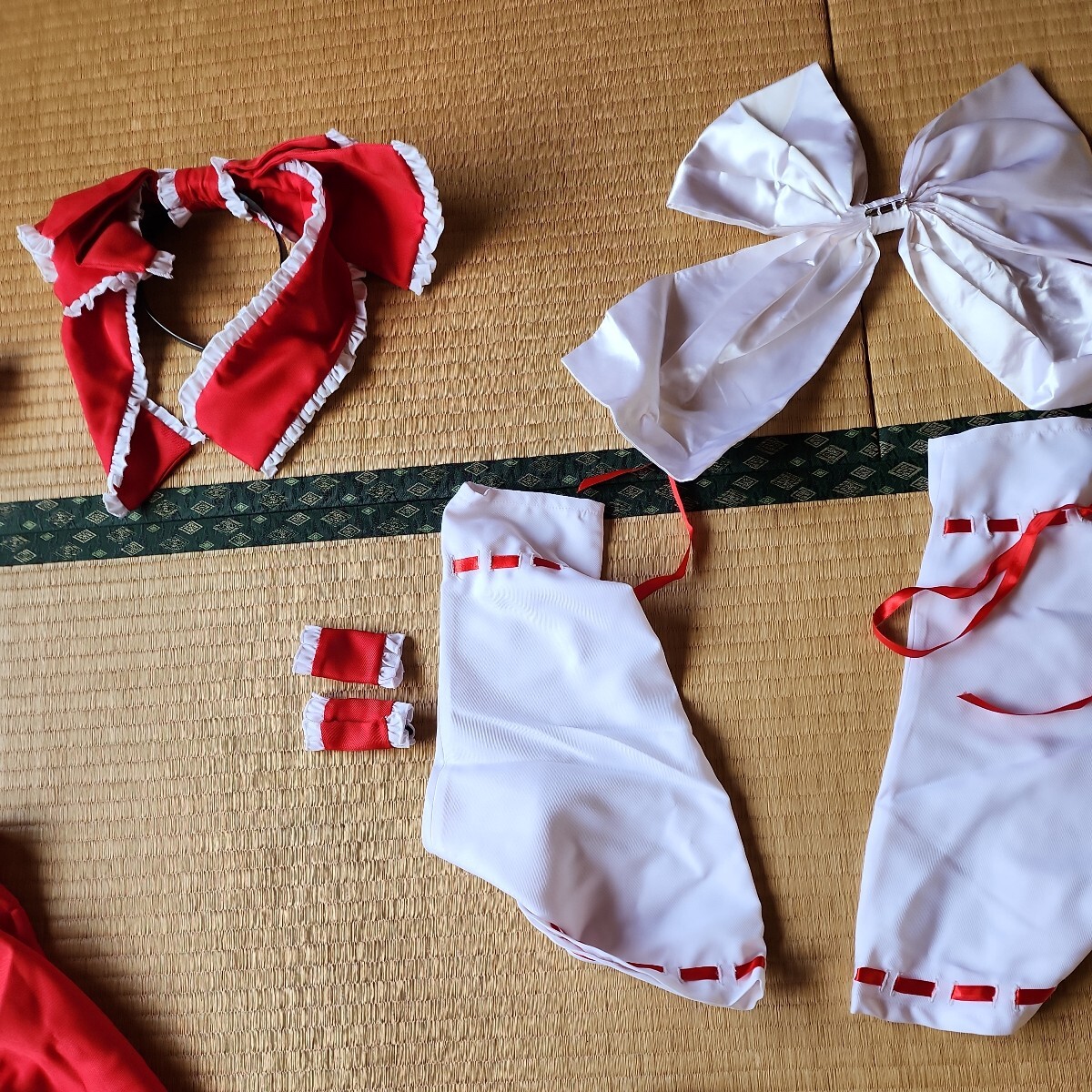 東方Project 博麗霊夢  Sサイズ 靴23センチ 一円スタートコスプレ衣裳 白と赤でひだの作り 大きいカチューシャやリボンがオシャレ の画像7