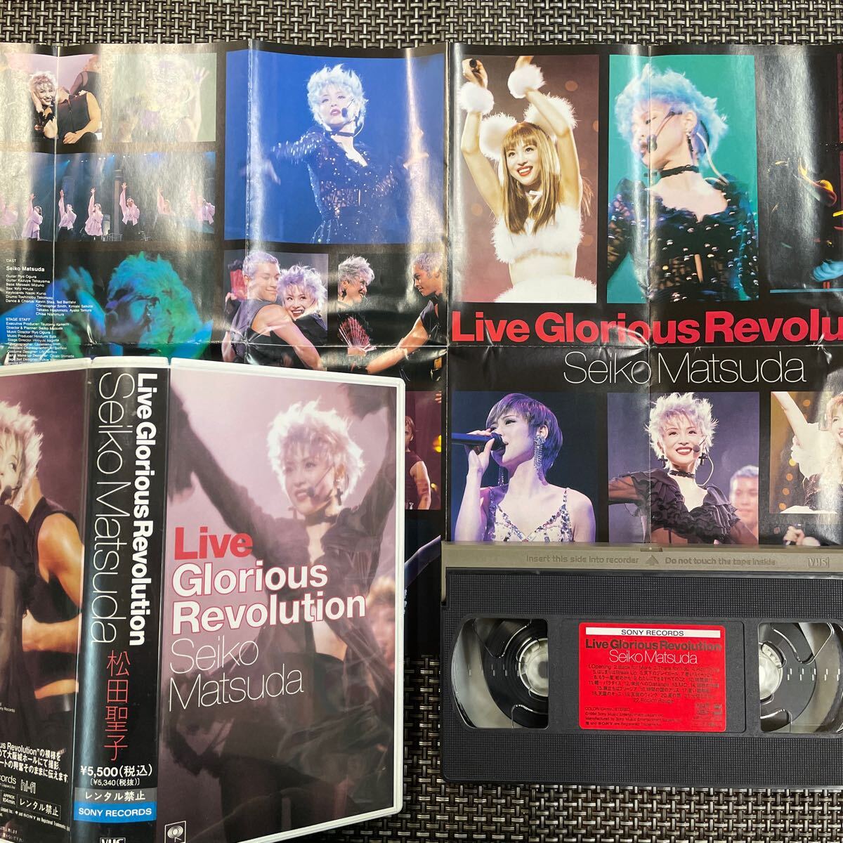 VHS ビデオテープ　松田聖子　ライブ　Glorious Revolution ピンナップ歌詞カードあり、綺麗！_画像1