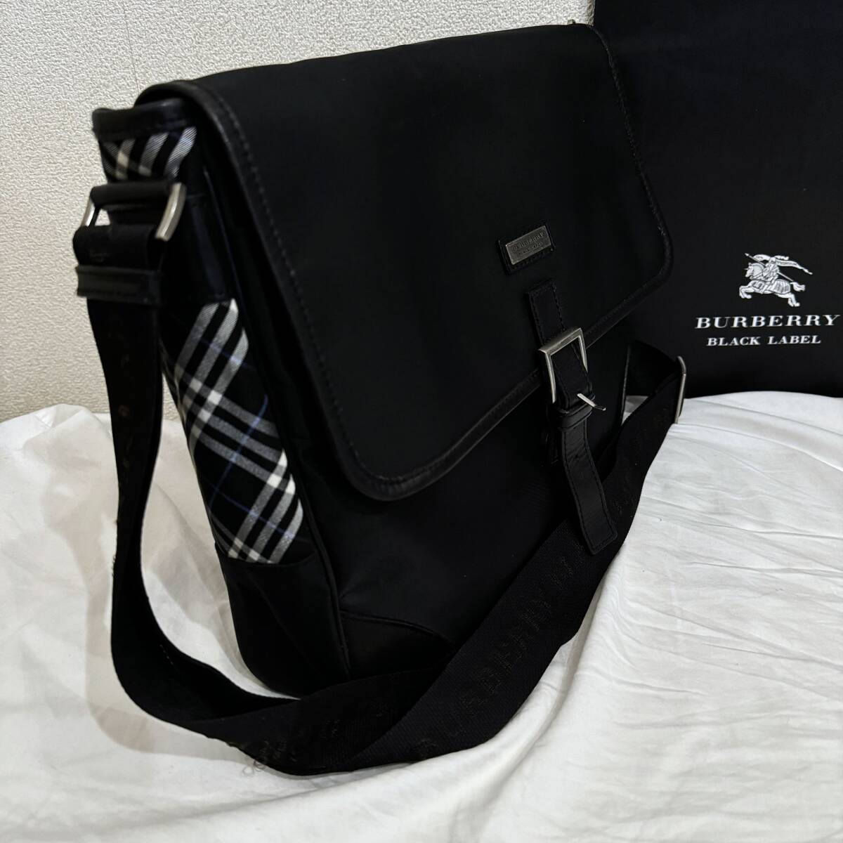 レア BURBERRY BLACK LABEL バーバリーブラックレーベル 中型ショルダーバッグ メッセンジャーバッグ ノバチェック 黒 #2673_画像1