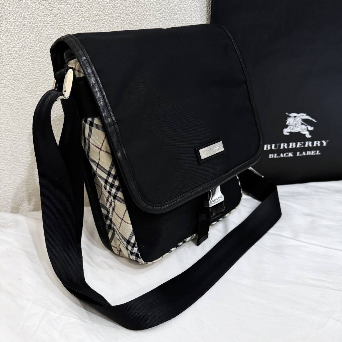 レア BURBERRY BLACK LABEL バーバリーブラックレーベル ナイロン＆本革 スリムミニショルダーバッグ ラウンドノバチェック 黒 #2506_画像1