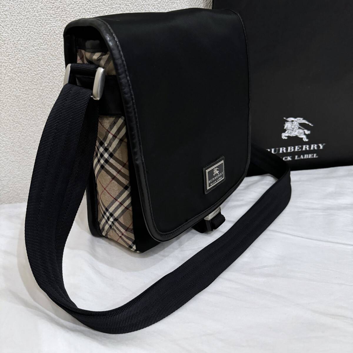 レア BURBERRY BLACK LABEL バーバリーブラックレーベル ナイロン＆本革 スリムミニショルダーバッグ ラウンドノバチェック 黒 #2692_画像1