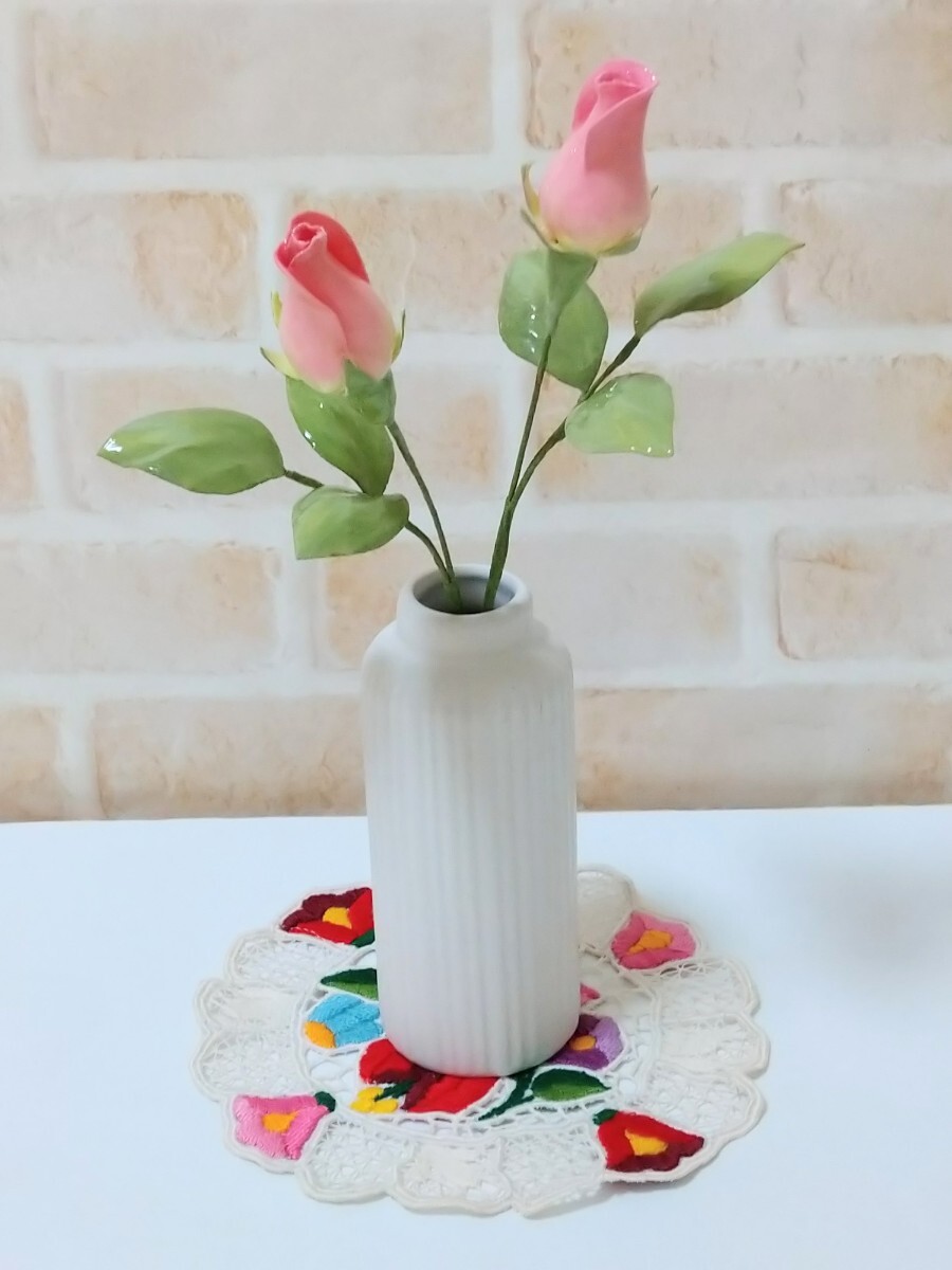 ◇ワックスフラワー(ロウ花)つぼみバラ花器付き◇お手入れ簡単！水洗いOK！陶器のような艶と感触の高級感のあるお花です。Flower art 花音