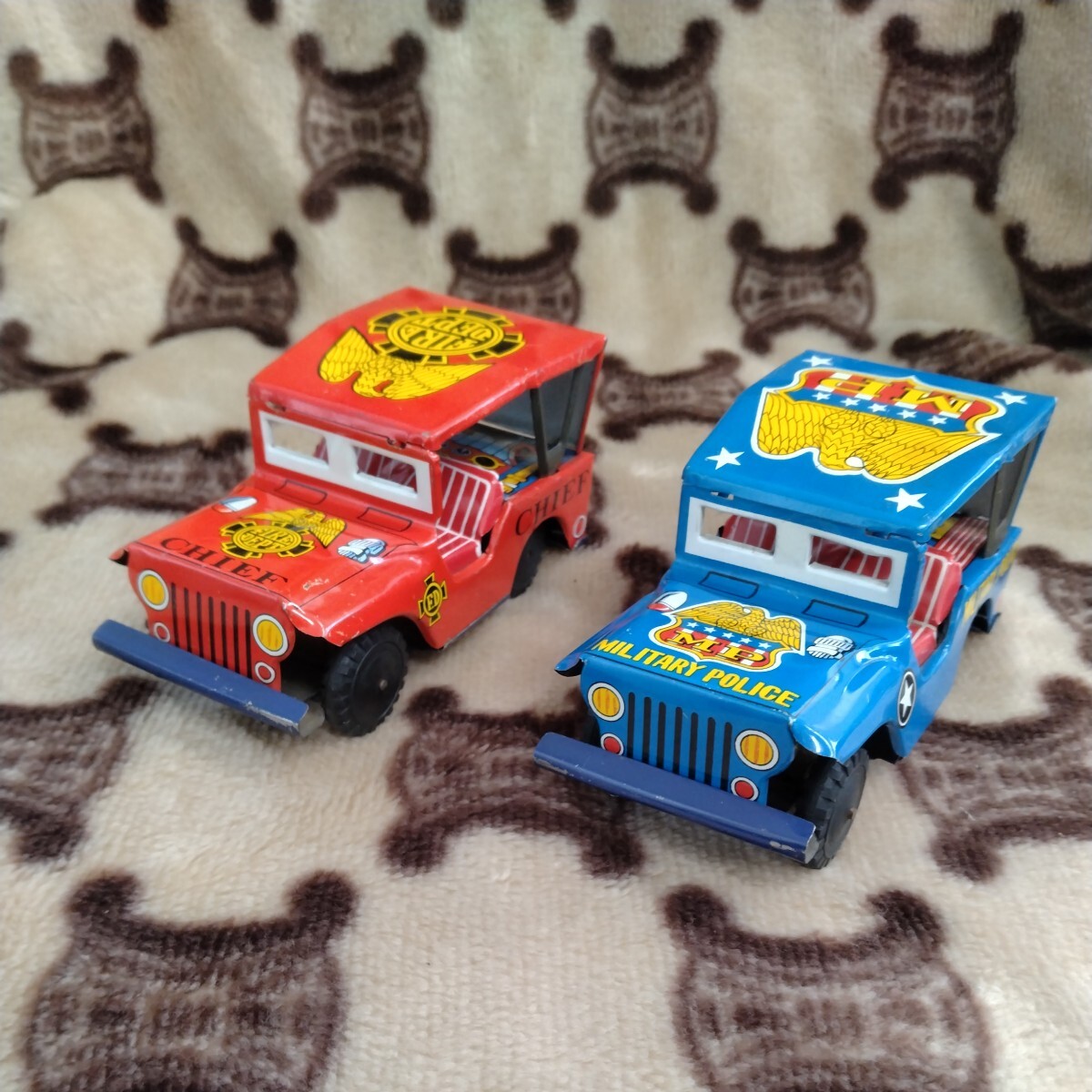 ブリキ　ジープ　赤　青　２台セット　約１１センチ　ミリタリーポリス　MP 昭和レトロ　ビンテージ　当時物　昭和玩具