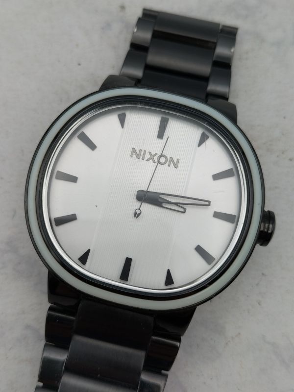 C35 1円~ 稼働品 ニクソン NIXON キャピタル THE CAPITAL POWER TO THE PEOPLE クオーツ 腕時計 3針 ステンレス ブラック×ホワイト メンズ_画像1