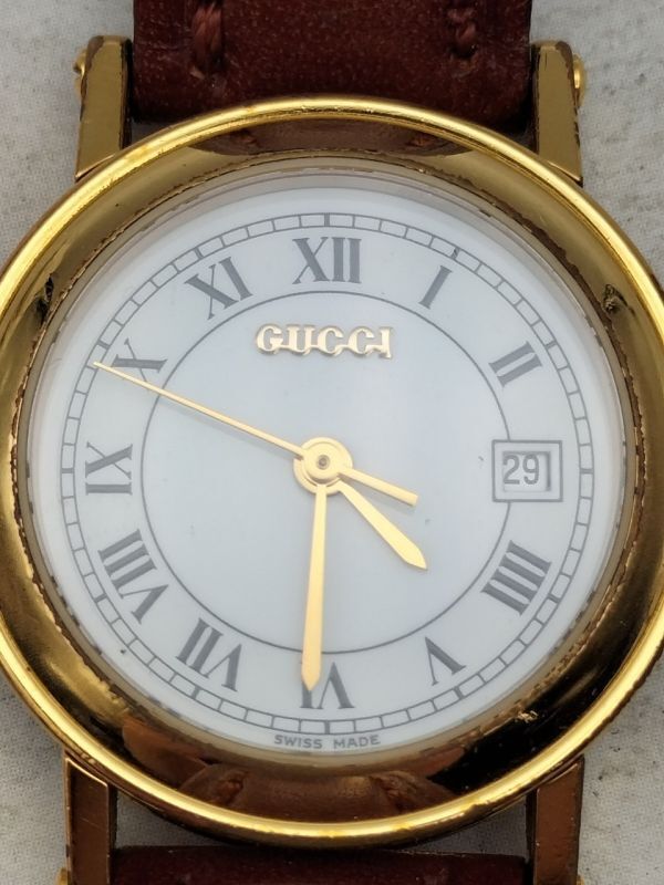 C46 1円～ 稼働品 GUCCI グッチ 7200L クオーツ 腕時計 デイト 3針 ホワイト文字盤 ゴールドカラー 社外革ベルト レディース_画像6