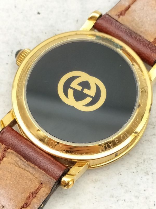 C46 1円～ 稼働品 GUCCI グッチ 7200L クオーツ 腕時計 デイト 3針 ホワイト文字盤 ゴールドカラー 社外革ベルト レディース_画像7