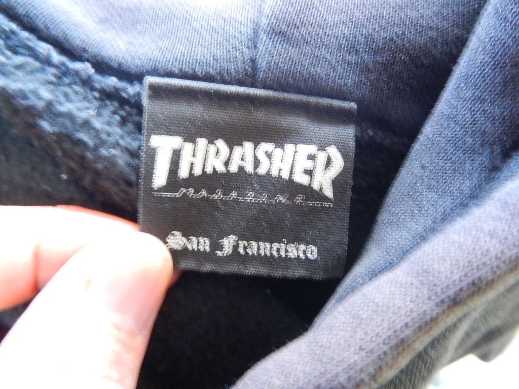 w230915-004A4 THRASHER skateboard magazine パーカー フード付 サイズ不明 黒 着丈68cm 肩幅52cm 胸囲54cmの画像4