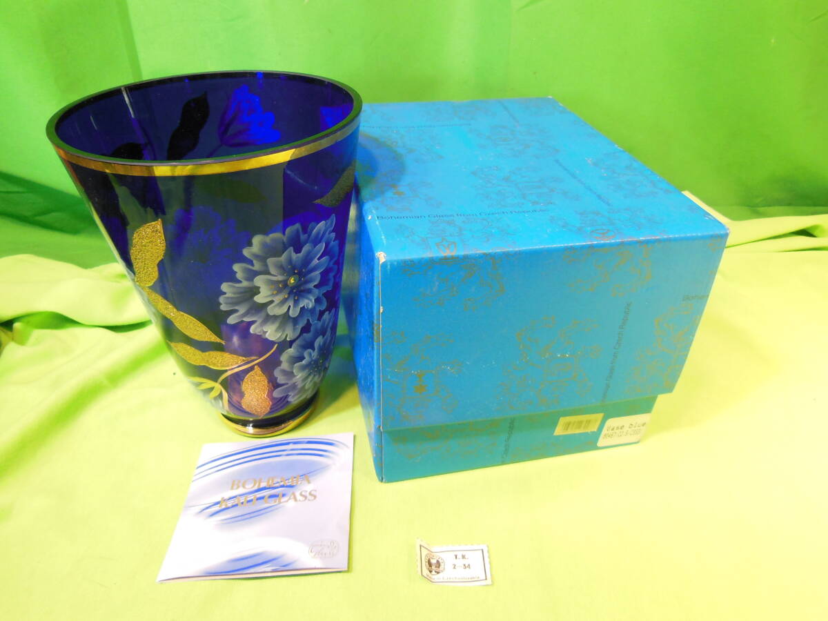 w240301-021B4 明和産業 ボヘミアングラス 花瓶 ブルー 植物柄 金彩 箱付 昭和レトロ フラワーベース_画像1