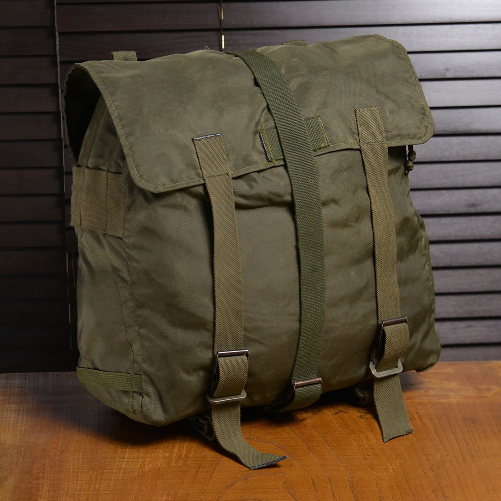 オーストリア軍放出品 ナップサック OD ナイロン製 フロントバッグ [ 収納ベルトあり / 可 ] 鞄 フロントポーチの画像1