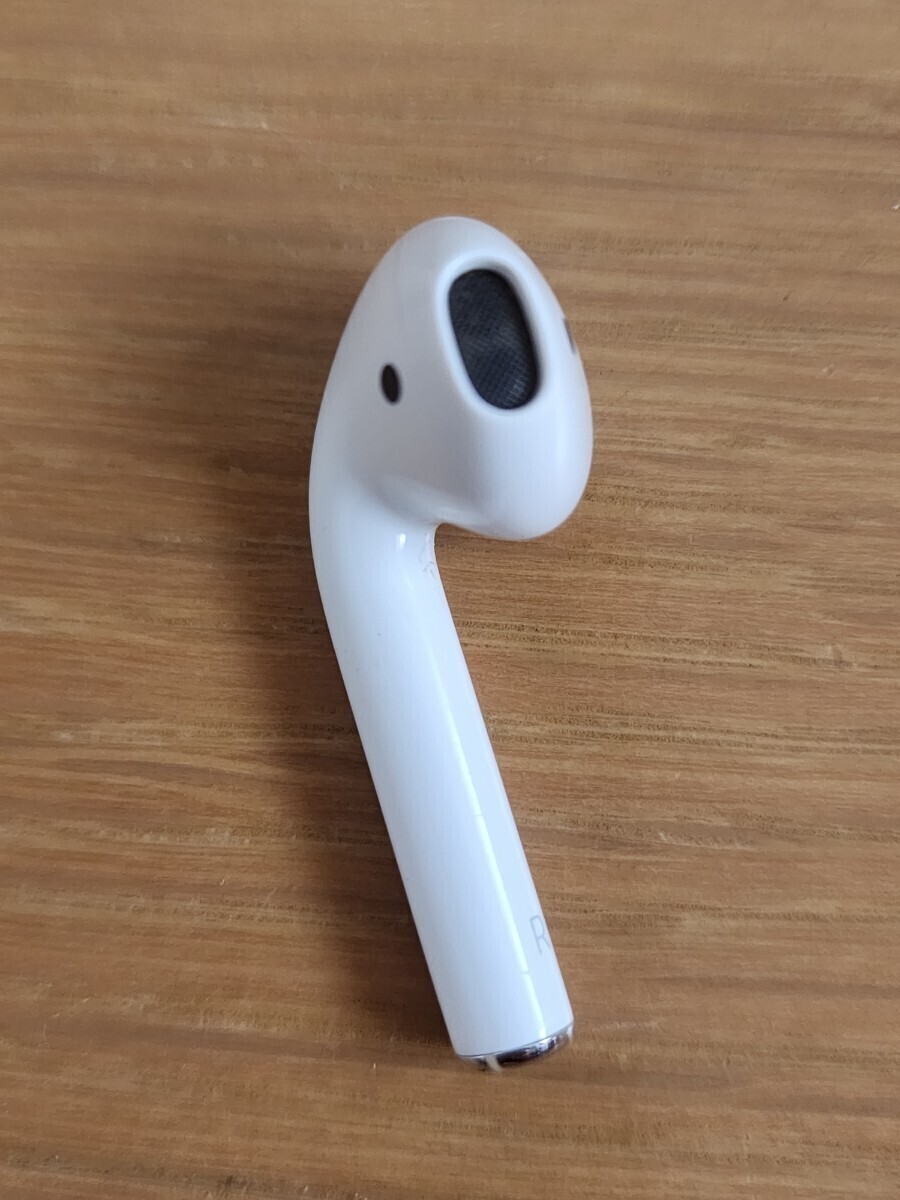 ★ Apple  AirPods (第２世代？) 右耳のみ 充電器+USB充電ケーブル (ジャンク品)の画像4
