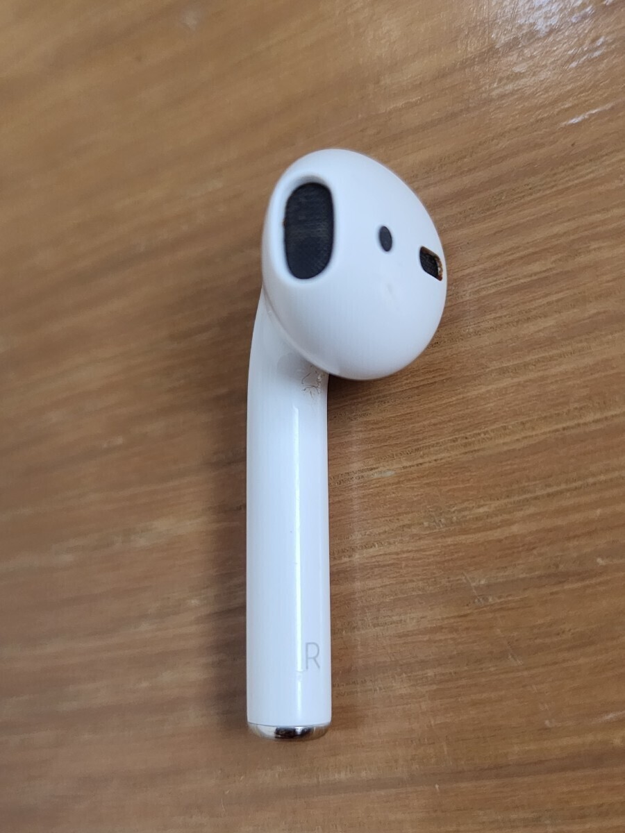 ★ Apple  AirPods (第２世代？) 右耳のみ 充電器+USB充電ケーブル (ジャンク品)の画像3