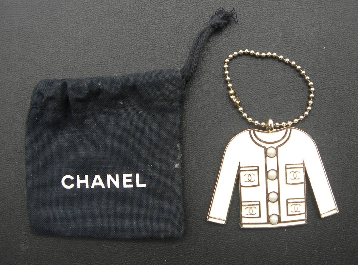 CHANEL シャネル キーホルダー　チャーム　ホワイトシャツ　袋付き　4138_画像1