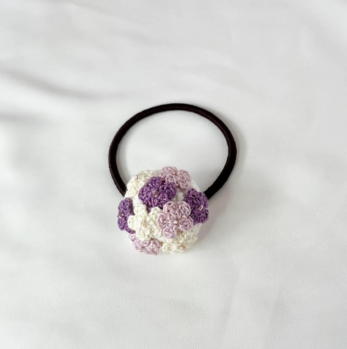 ハンドメイド　小花のヘアゴム　手編み　白紫