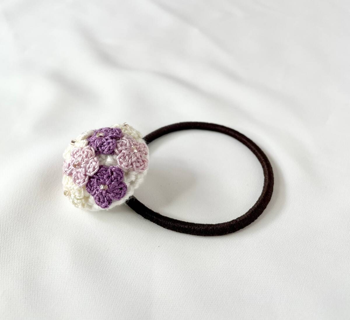 ハンドメイド　小花のヘアゴム　手編み　白紫