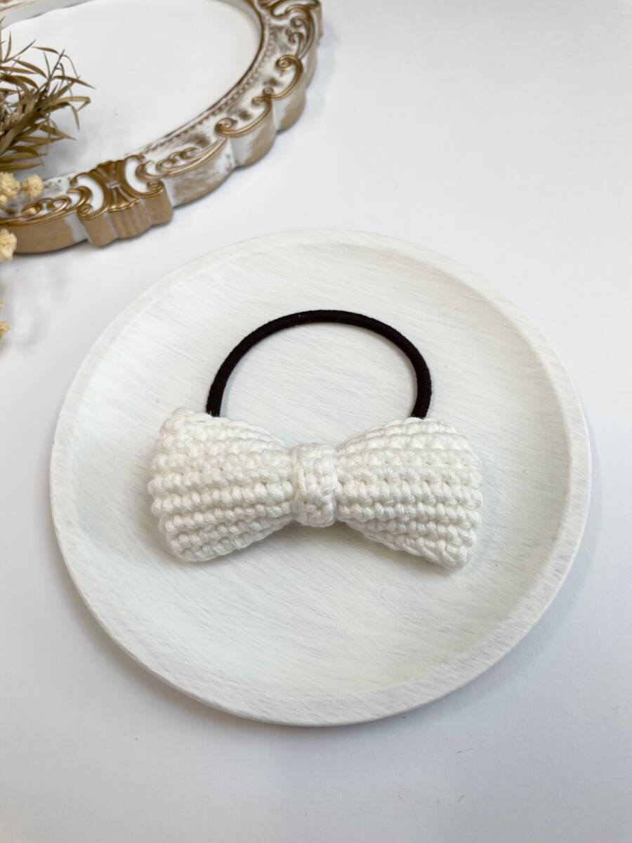 ハンドメイド　リボンのヘアゴム　手編み　白色