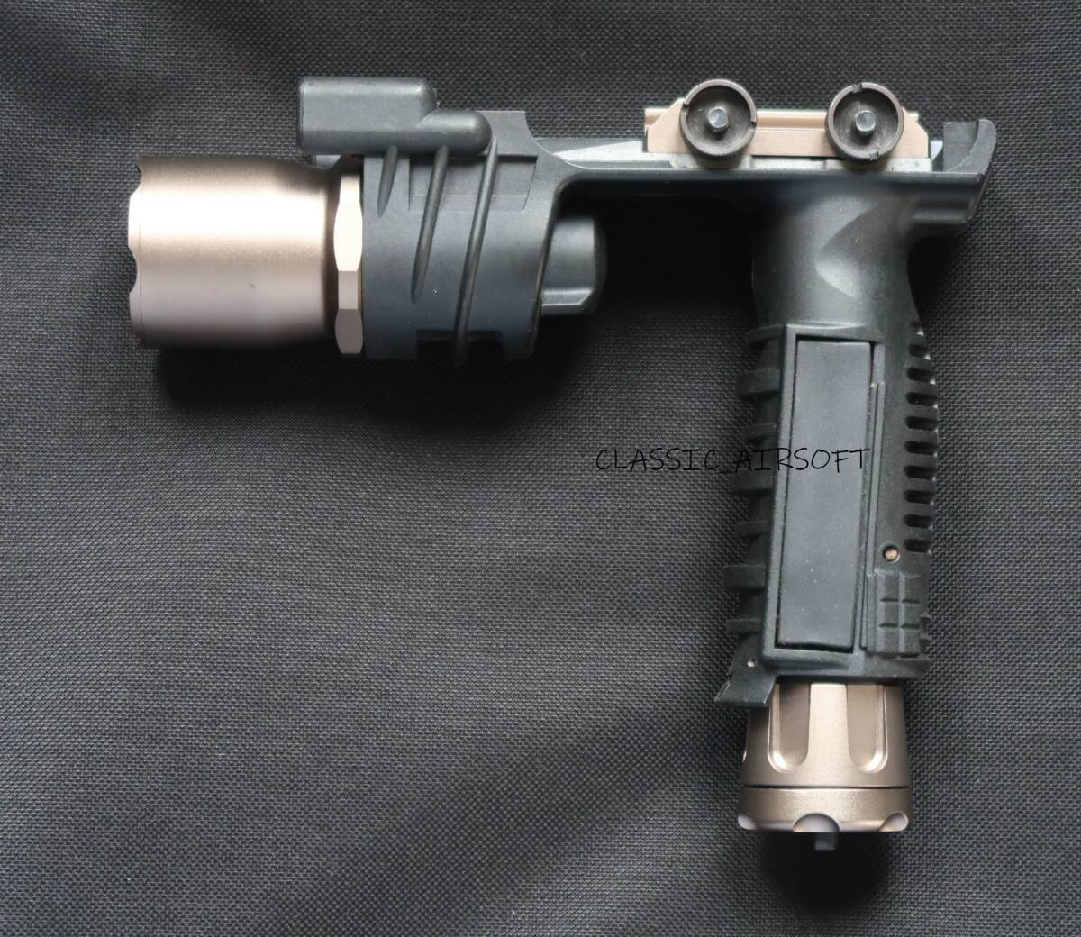 点灯OK！美品 ノーブランド海外製レプリカ SUREFIRE M910/M900タイプ LEDウェポングリップライト！SURE FIREリアル刻印！別売りCR123A×3本の画像2