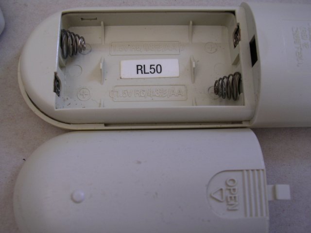 ■RL50 NEC 照明用リモコン 壁掛けホルダーつき 赤外線信号確認品(確証写真提示) 動作しそうなJUNK扱い_電池室に汚れあり(現状使用可能)
