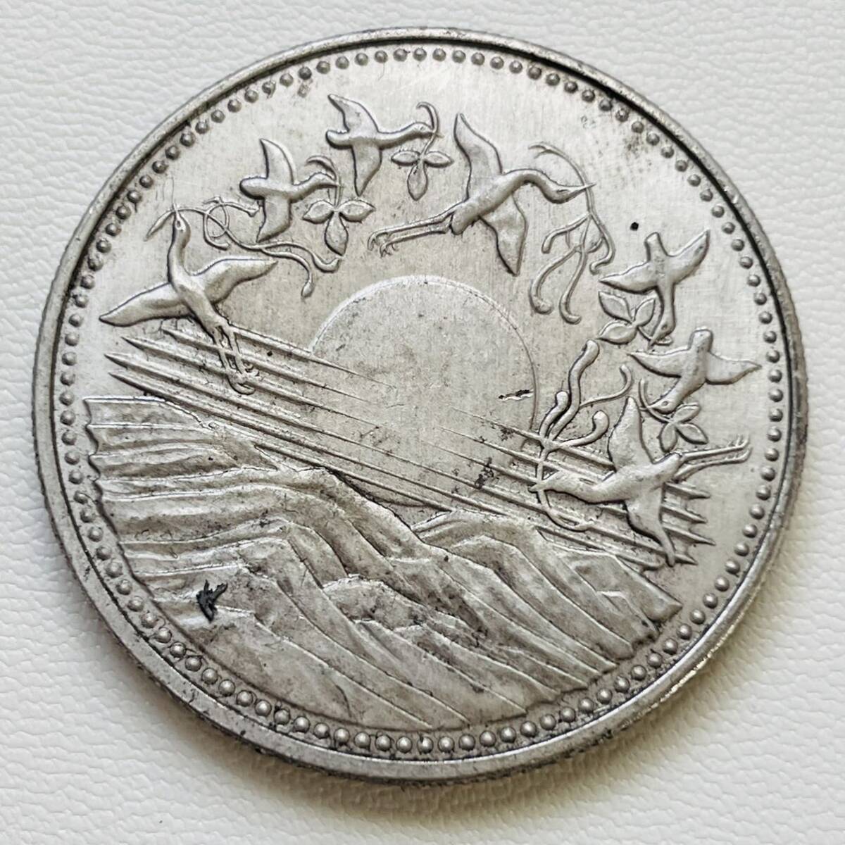 日本 硬貨 古銭 記念幣 1986年 「御在位六十年・昭和六十一年」 太陽紋 鶴 菊紋 記念幣 コイン「レプリカ」 _画像1