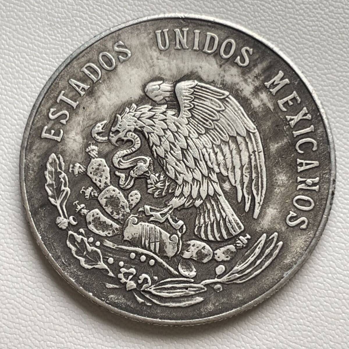 メキシコ 硬貨 古銭 アステカ族 1947年 「メキシコ合衆国」 「族長クアウテモック」銘 ペソ 国章 鷲 コイン 重23.34gの画像2