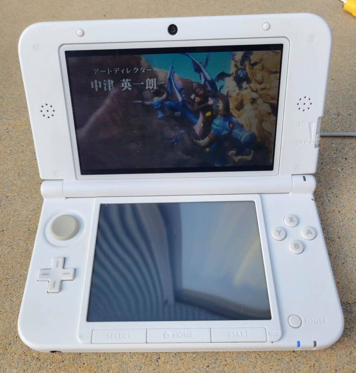 【動作確認済み】中古現状品 ゲーム ニンテンドー3DS LL 本体 SPR-001 ホワイト [本体/ソフト/アタプタ付き]_画像3