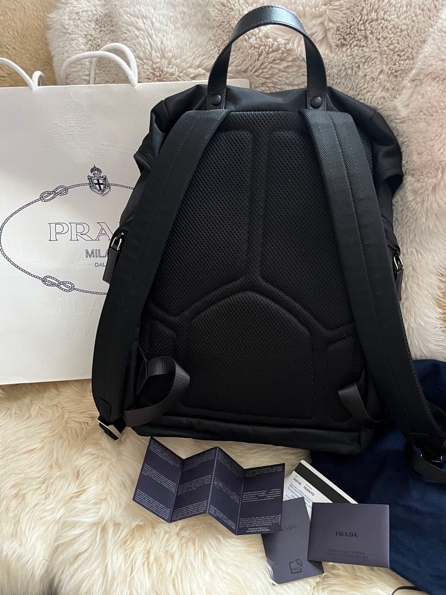 PRADA プラダ リュックサック Gカード付 美品 フロントにロゴ PRADA プラダ リュックサック Gカード付 美品 フロントにロゴ