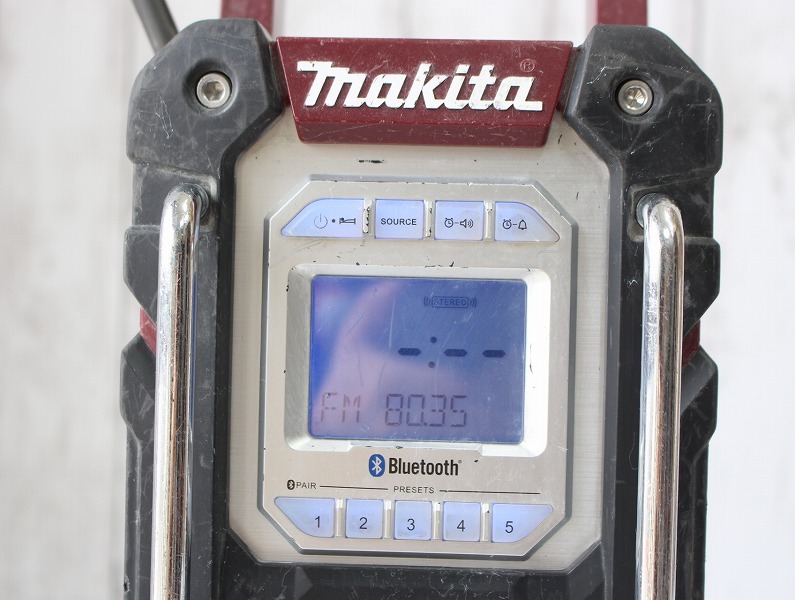 【即決】makita マキタ 充電式ラジオ 本体のみ ワインレッド MR108の画像2
