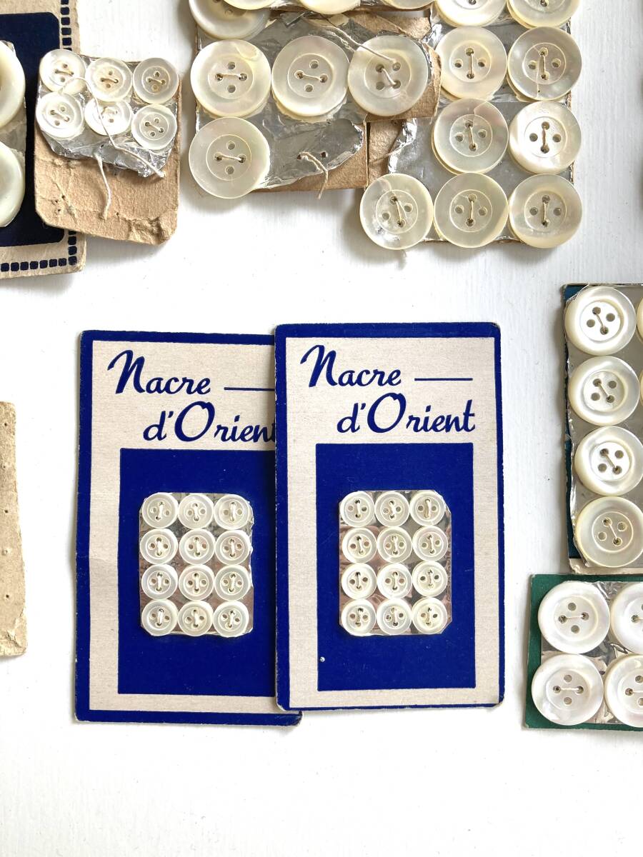 1800年末-1900年代 フランス 貝ボタン シート2枚 24点 8mm マザーオブパール テキスタイル 古布 裁縫 工藝 アンティーク_画像4