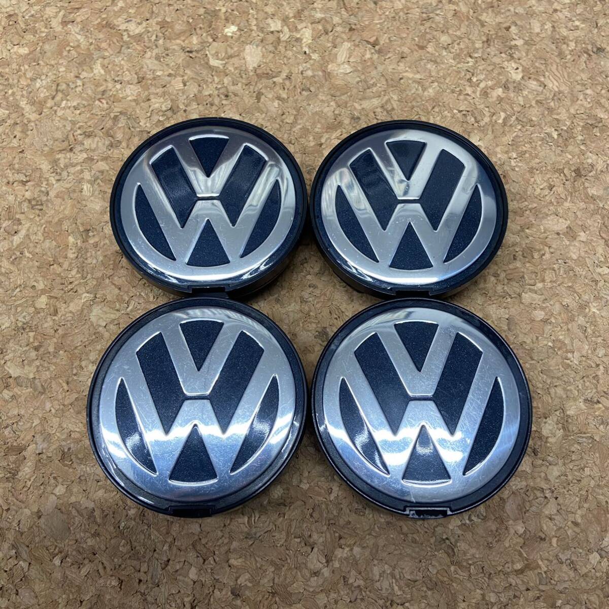 M010 正規品 VW 純正 センターキャップ 4個 外径63mm 7D0 601 M010 正規品 VW 純正 センターキャップ 4個 外径63mm 7D0 601