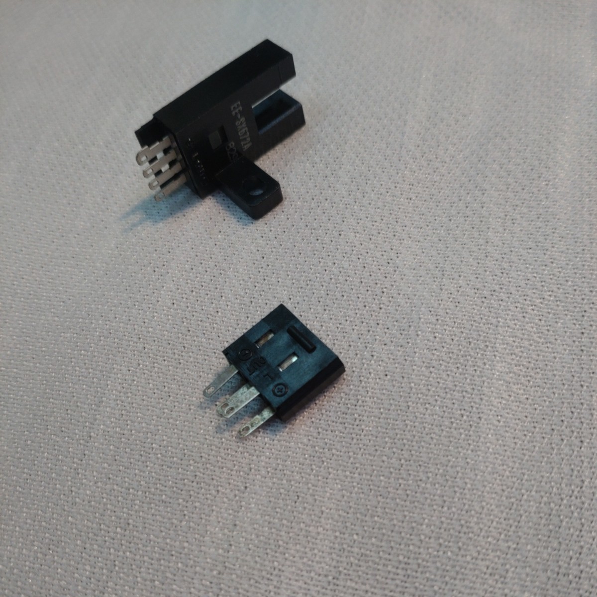 EE-SX672A（フォトセンサー） &　 EE-1001のセット　端子にハンダ跡無し　未使用品　オムロン製　モニター点灯と消灯_画像1