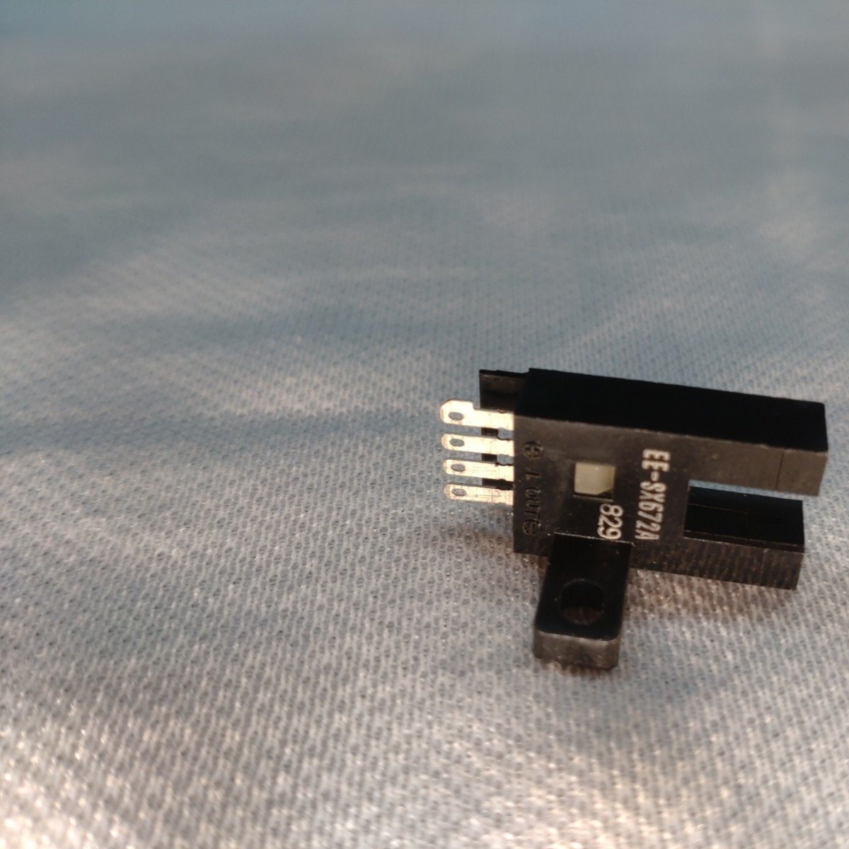 EE-SX672A（フォトセンサー） &　 EE-1001のセット　端子にハンダ跡無し　未使用品　オムロン製　モニター点灯と消灯_画像2