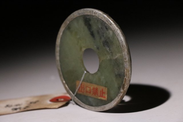 博物館展示品　来歴有　1777　戦国時代　銀覆輪玉壁　径約6.3cm　（検）古玉彫刻 根付 唐物 中国美術 古玩_画像7