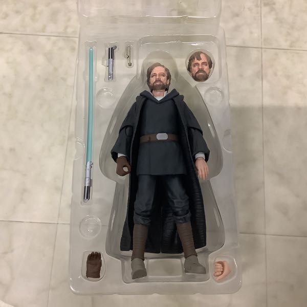 1円〜 BANDAI SPIRITS S.H.Figuarts STAR WARS : The Last Jedi ルーク・スカイウォーカー バトル・オブ・グレイトVer._画像2