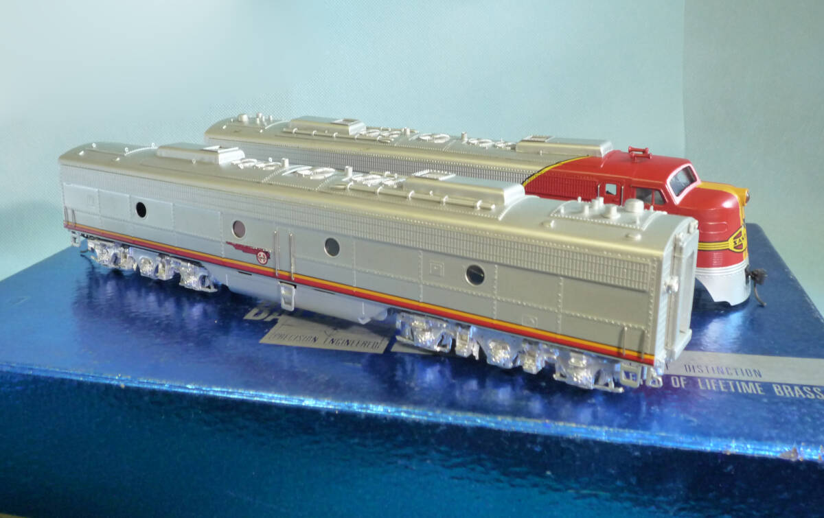 □HOゲージ「EMD E-8 AT&SF 金属製 A(動力車)+B(トレーラー車 □HOゲージ「EMD E-8 AT&SF 金属製 A(動力車)+B(トレーラー車