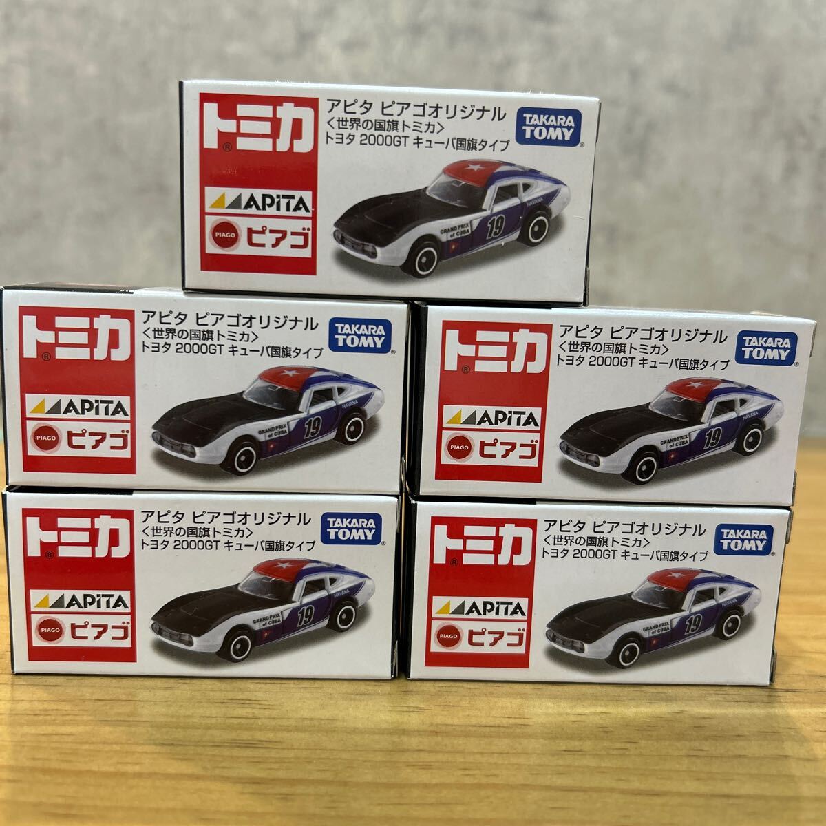 ① アピタ ピアゴ オリジナル 世界の国旗トミカ トヨタ2000GT キューバ国旗タイプ　５台セット_画像1