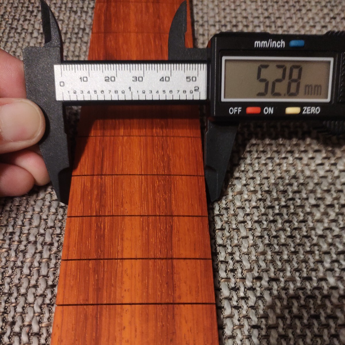 パドゥーク指板 フレット溝入り フィンガーボード ギター材料 自作派 ストラト テレキャス フェンダー ロングスケールフレットボードの画像7
