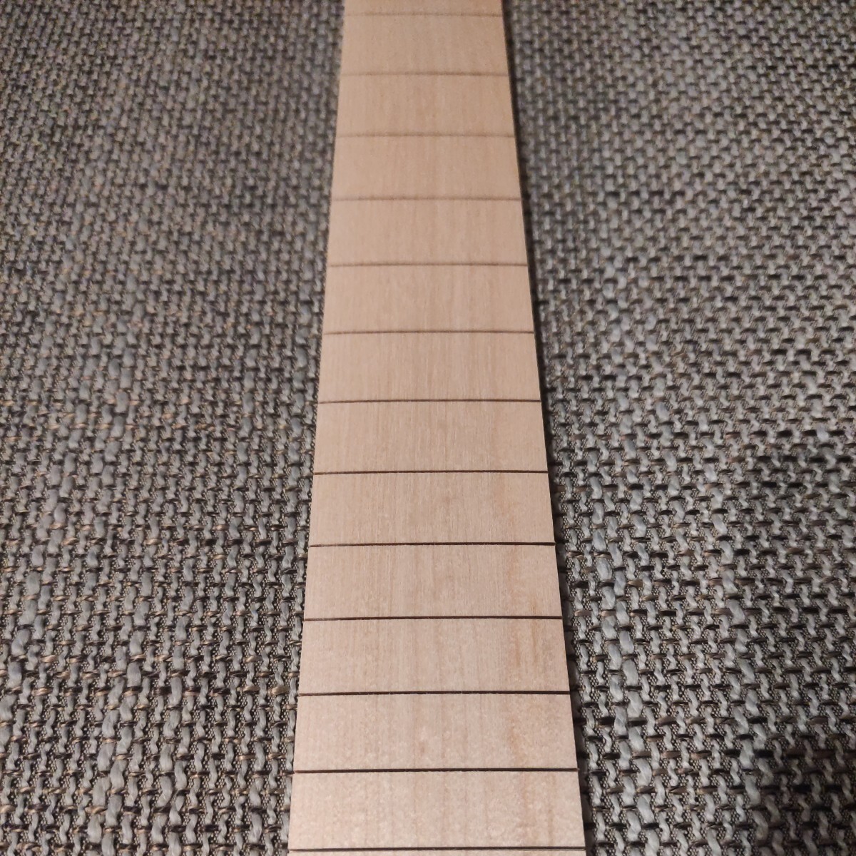 メイプル指板 フレット溝入り フィンガーボード ギター材料 自作派 ストラト テレキャス フェンダー ロングスケールフレットボードの画像3