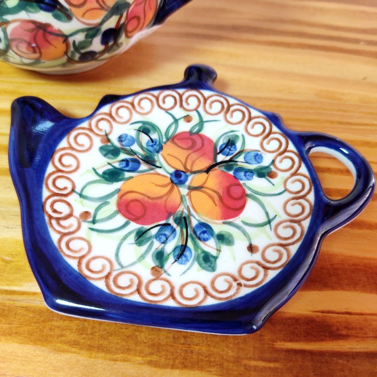 ティーポット型のトレイ　小皿　単品　赤オレンジのバラ模様　ポーリッシュポタリー　ポーランド食器　豆皿