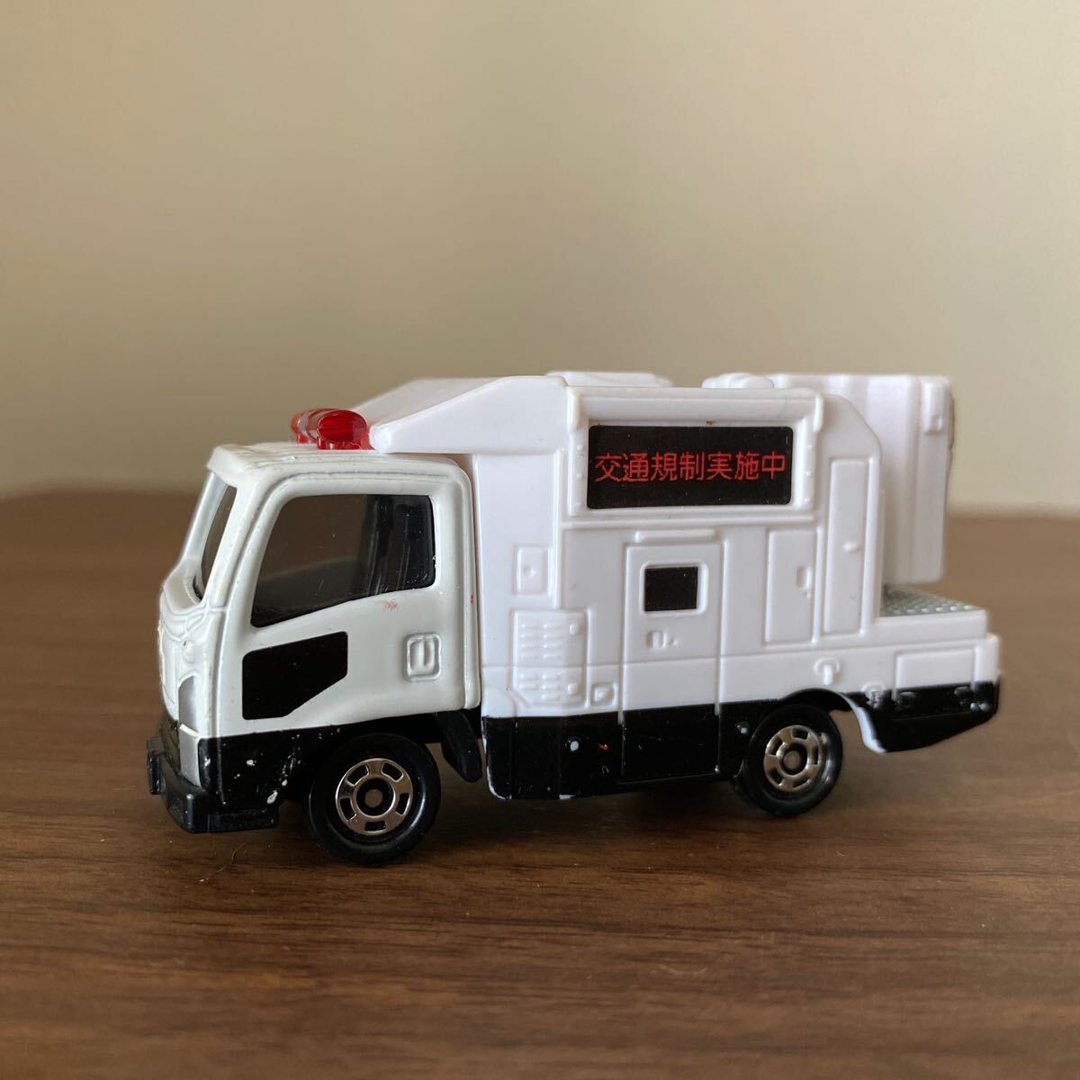 TOMICA トミカ いすゞ エルフ サインカー 交通規制 警視庁 2007 TOMICA トミカ いすゞ エルフ サインカー 交通規制 警視庁 2007