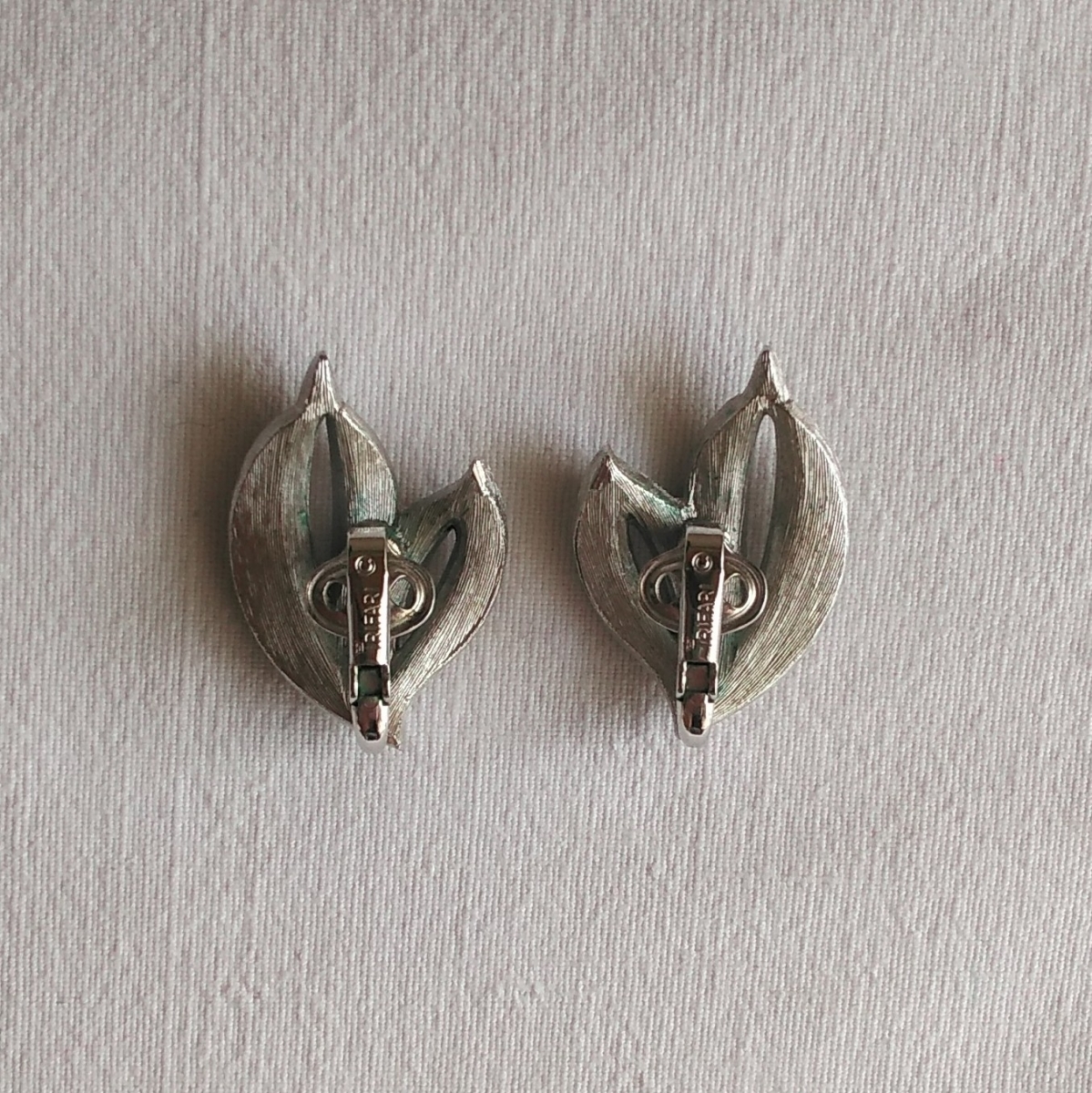 トリファリ ヴィンテージ イヤリング シルバー Vintage Trifari leafy earrings, silver tone_画像2