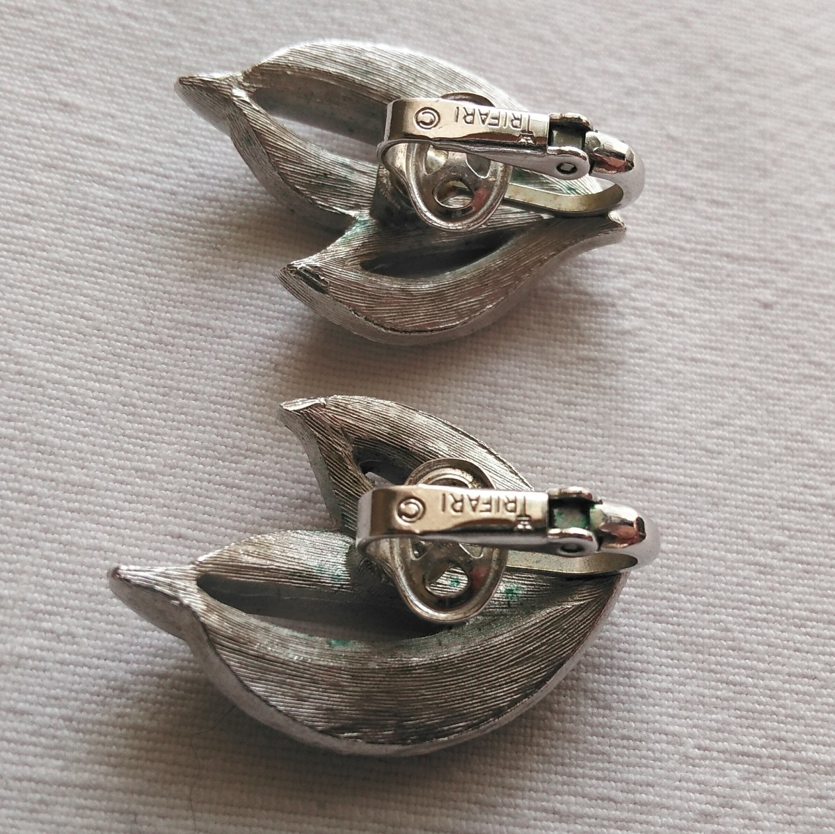 トリファリ ヴィンテージ イヤリング シルバー Vintage Trifari leafy earrings, silver tone_画像3