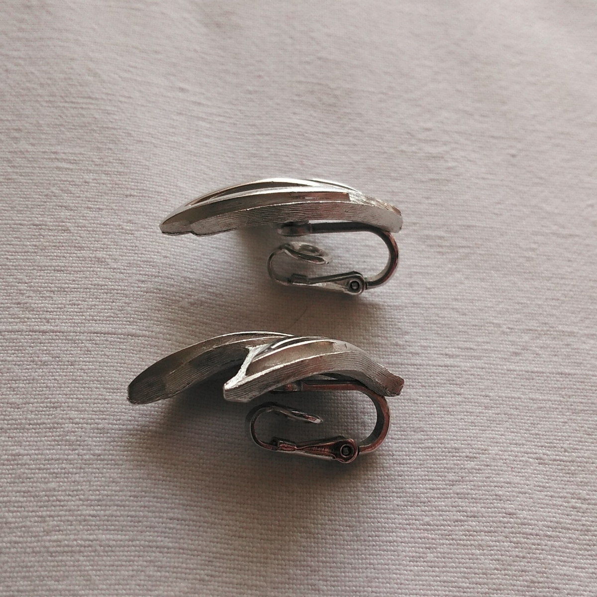 トリファリ ヴィンテージ イヤリング シルバー Vintage Trifari leafy earrings, silver tone_画像4