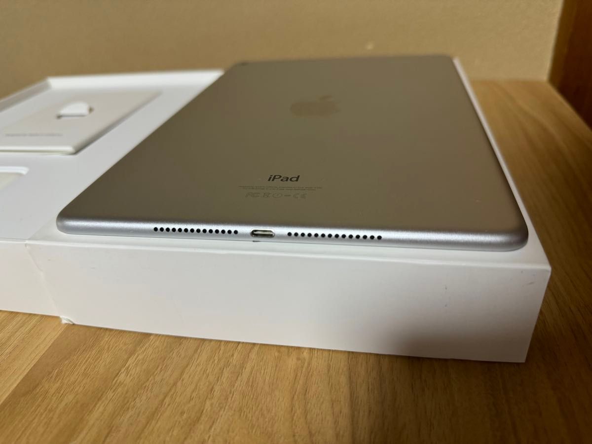 iPad Air 第2世代 Wi-Fiモデル 128GB シルバー MGTY2J/A A1566 動作確認済