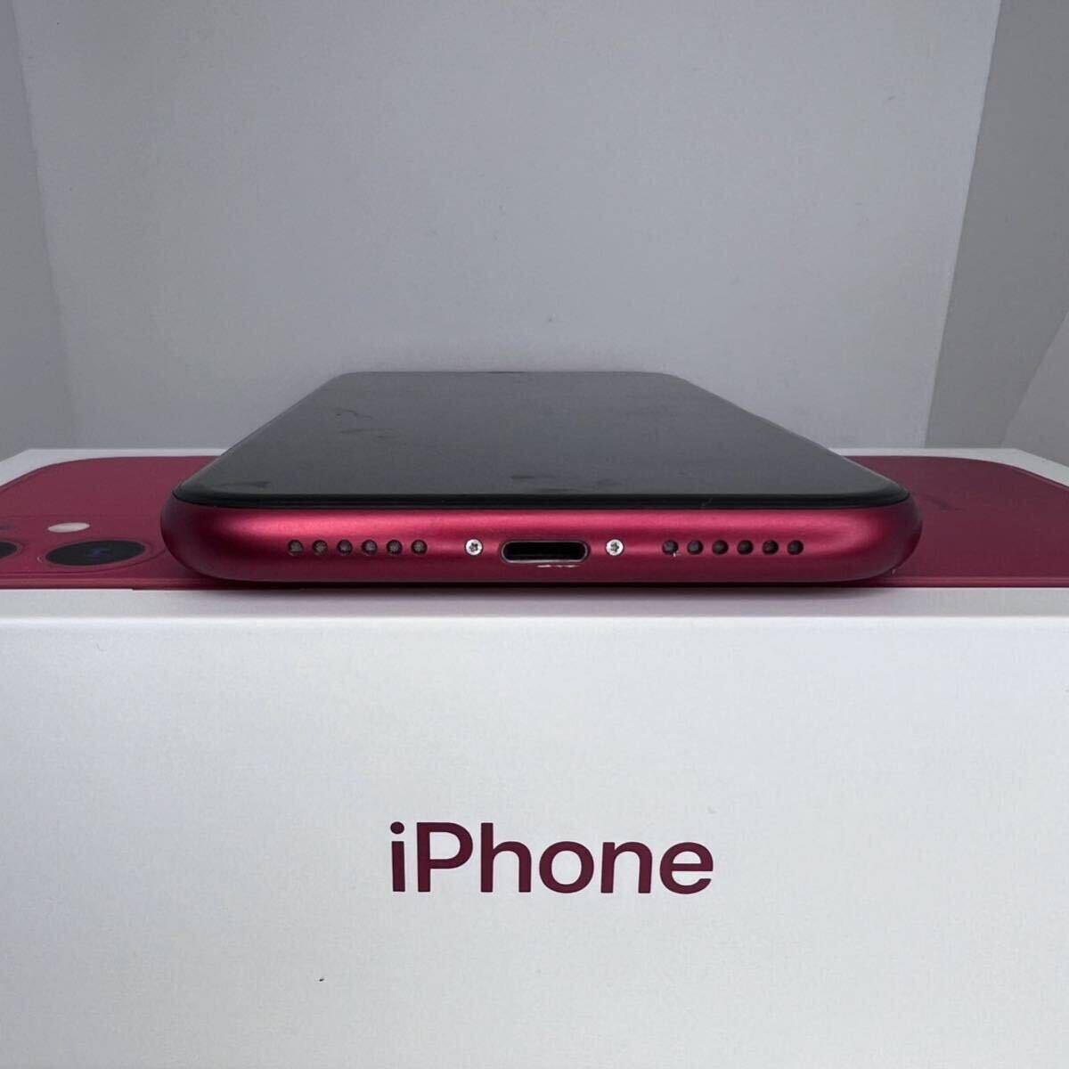 iPhone11 赤 RED 256GB au SIMロック解除済 元箱・未使用アクセサリ(充電器/ケーブル/イヤフォン)・説明書・ステッカー 美品_画像3