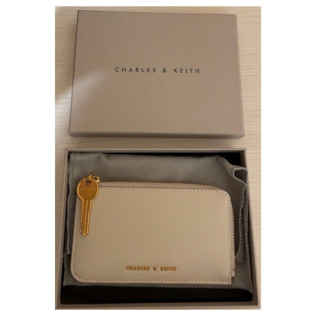 美品　CHARLES&KEITH ジップアラウンド ミニウォレット　Cream　クリーム