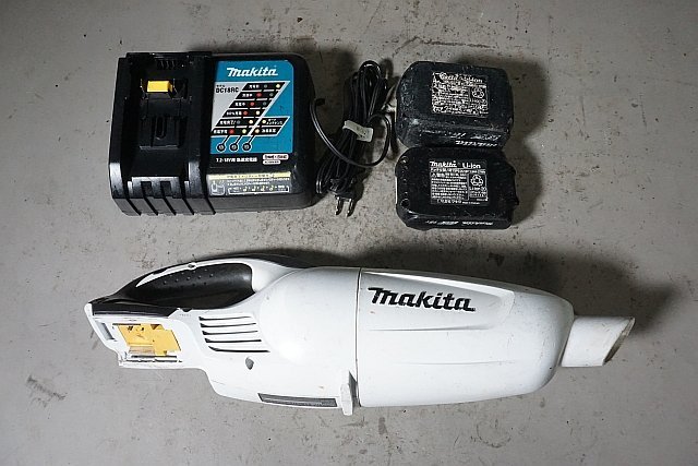 ◎ makita マキタ 18V 充電式クリーナー 充電器 バッテリー2個付き DC18RC ※ジャンク品 CL181FD_画像1