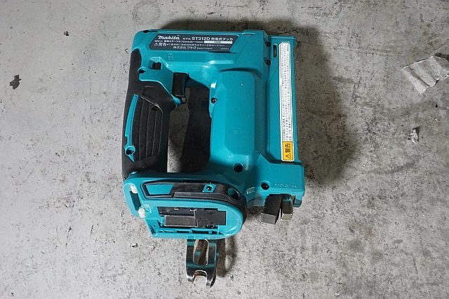 ◎ makita マキタ 18V 充電式タッカ 充電器 バッテリー２個 ケース付き DC18RF BL1860B ※ジャンク品 ST312Dの画像4