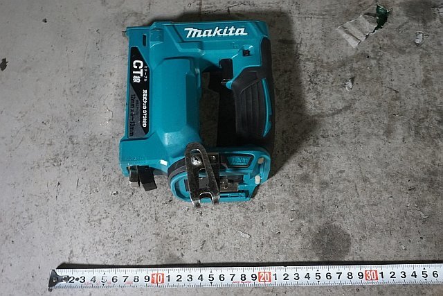 ◎ makita マキタ 18V 充電式タッカ 充電器 バッテリー２個 ケース付き DC18RF BL1860B ※ジャンク品 ST312Dの画像2