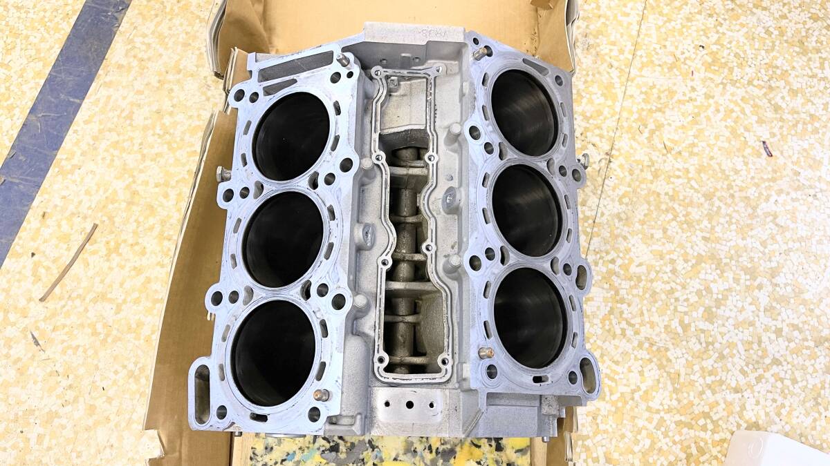 GTRさん専用：シリンダーブロック GT-R R35 VR38DETT 2010/11- 11000-JF00A 中古 NISSAN GT-R CYLINDER BLOCK GOOD CONDITION_画像1