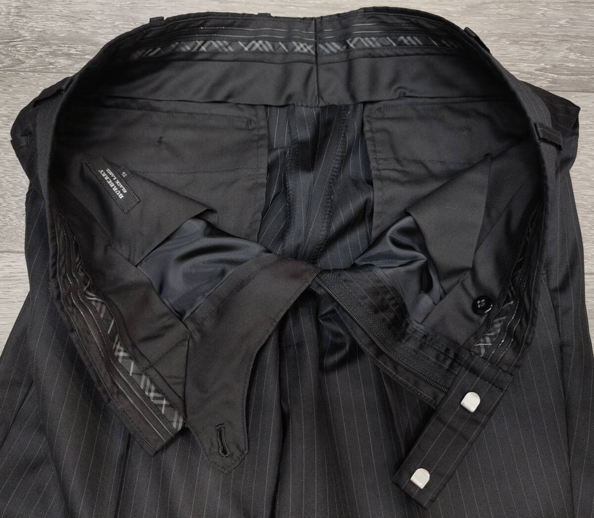 【美品】ブラックレーベル 光沢ブラック セットアップ スーツ ノバチェック裏地 94-78-175 40R相当 (L/76サイズ) BURBERRY BLACK LABEL_胴囲約82cm+4cm　最大約86cmまで広げれます